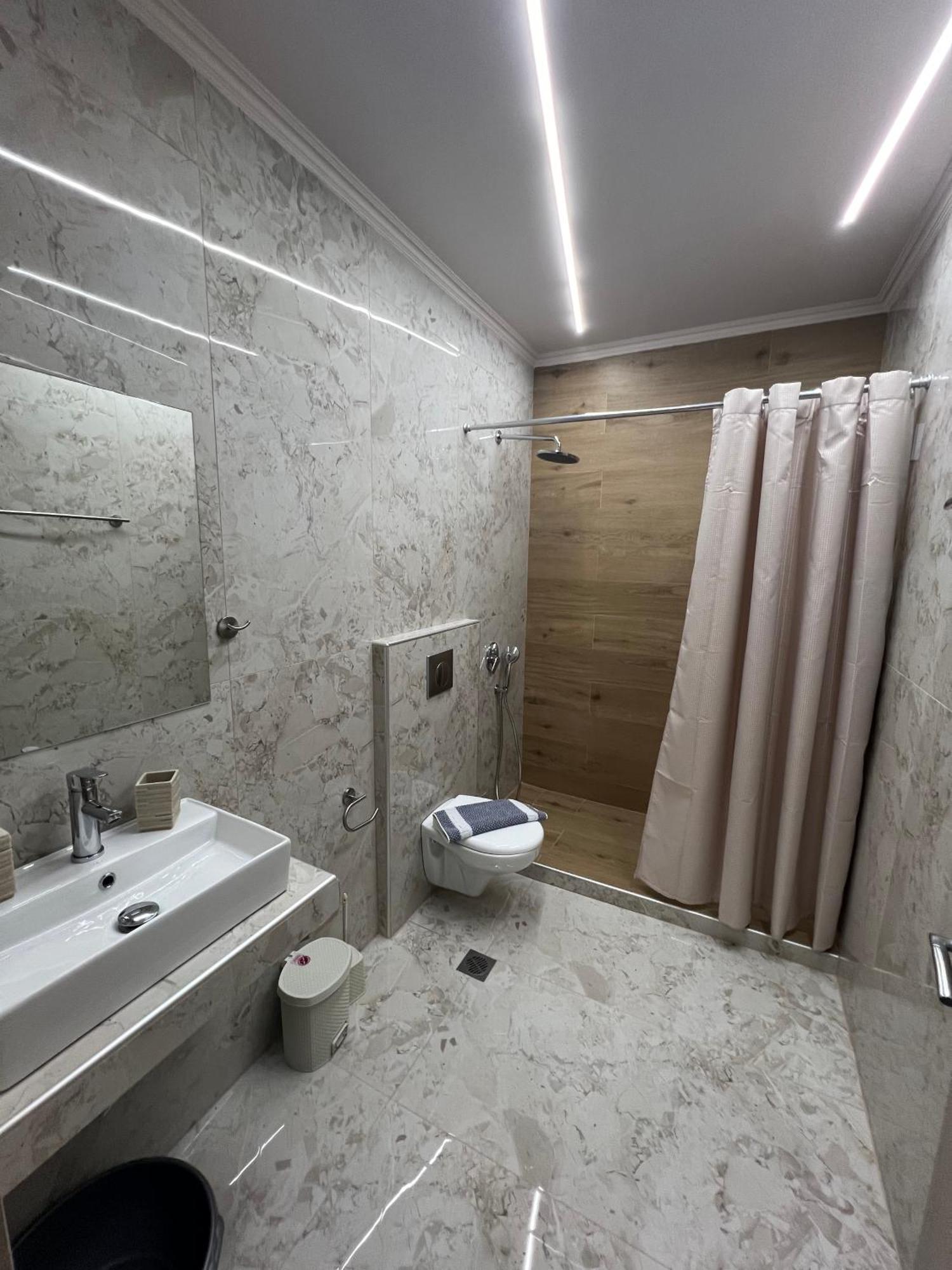 מלון סארטי F&M House Semi Basement מראה חיצוני תמונה